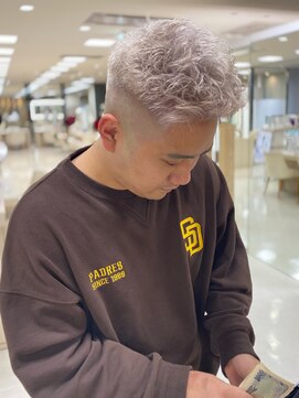 シャルムバイケンジ(Charm.by KENJE) ブリーチカラーホワイトシルバーハイトーン銀座ケアブリーチ東京