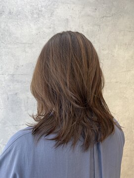 アフィナー 上大岡(Afinar) ブリーチなし透明感 ミディアムレイヤー×ミルクティーカラー
