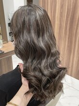 白髪を隠さず活かす“大人の脱白髪染めカラー”