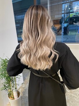 メリー オオサカ(Merly Osaka) これぞ外国人風バレイヤージュ_くすませ過ぎないブロンドカラー_