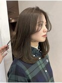 赤みを抑えたオリーブグレージュ