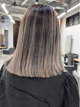 キラ 渋谷(KILLA) バレイヤージュハイライト/白髪ぼかし/ブリーチ/白髪染め/表参道