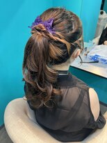 リエラ 新宿(RIERA) ねじりポニーテール
