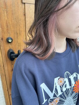 ジジ チーク 栃木(Gigi cheek) ピンクベージュのイヤリングカラー