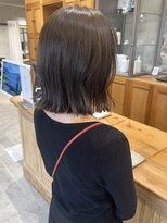ウイ(ui) 外ハネくびれボブ × オリーブベージュ