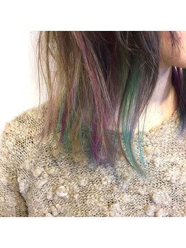 プランクスター(prankster) [prankster]ビビッドな二色のインナーカラーのレイヤースタイル