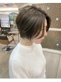 カーキグレージュ × 前下がりショート