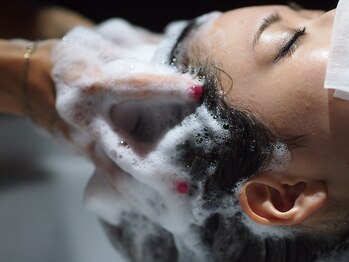 エイチエムヘアー 吉祥寺店(H M hair)の写真/《カット+ダマスクRoseアロマSPAコース¥5000》頭皮ケアはもちろん、香りによる癒し効果で贅沢なひと時に☆