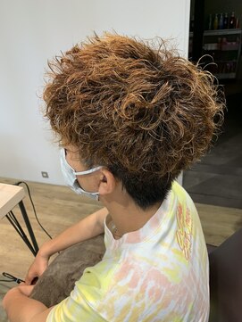 エヌプラス(N+) 波巻きツイストスパイラル刈り上げセンターパートサーフカール