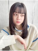透け感グレージュとレイヤーが魅せる軽やかストレート