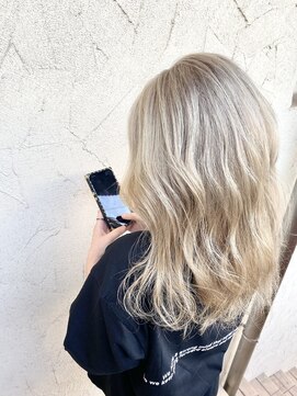 リー ヴィータ 上新庄(Lee Vita) ホワイトベージュ×ハイトーン×ギャル