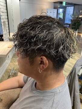 エヌプラス(N+) 刈り上げセンターパートサーフカールブルーブラッフェザーパーマ