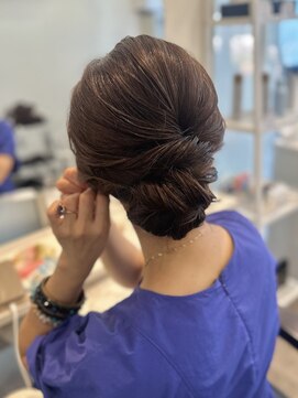 マーリー(marlee) シニヨン 結婚式 お呼ばれ ヘアセット 表参道