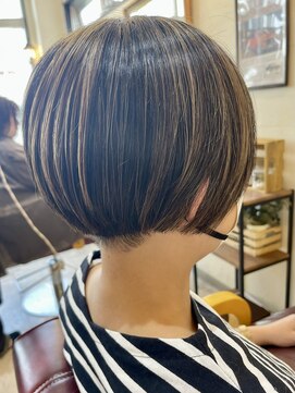 クオリア(Quaria) 前髪なしハンサムショート刈り上げマッシュショートハイライト