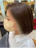 大人かわいいイヤリングカラーとナチュラルベージュボブ