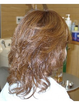 カットインプラムの写真/【髪への負担は最小限◎】ノンアルカリの薬剤でしっかりカール♪形状記憶で立体的なカールは乾かすだけで◎