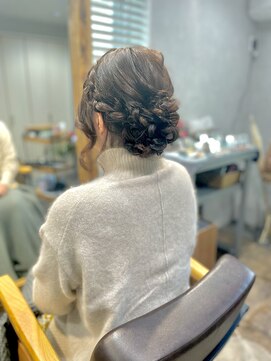 ベルトオブヴィーナス(Belt of venus) 編み込みカジュアルシニヨンアレンジ