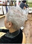 白髪グレイヘアを活かしたショートヘアのパーマ 50代60代70代