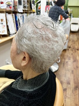 peu a peu 白髪グレイヘアを活かしたショートヘアのパーマ 50代60代70代
