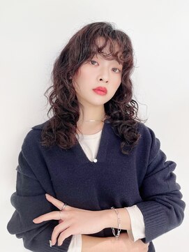 ホロ(hollo) ロングレイヤーカットくるくるパーマ外国人風パーマ　黒髪パーマ