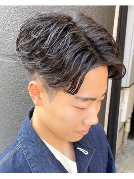 フリーク バーバーショップ 都島店(FREAK BARBER SHOP) 黒髪ツーブロックセンターパートフェザーパーマ