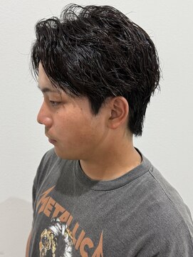 ヒュイル バイ ニアウ(Hwyl by Niau) メンズマッシュセンター分けパーマ波巻スパイラルパーマ刈り上げ