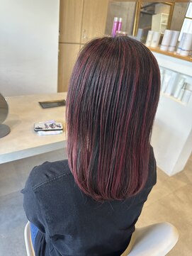 レッドカラーハイライトで遊び心プラス♪