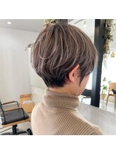 トキ(tokii) 長めのショートヘアと白髪ぼかしハイライト