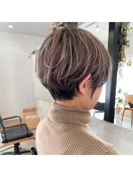 長めのショートヘアと白髪ぼかしハイライト L トキ Tokii のヘアカタログ ホットペッパービューティー