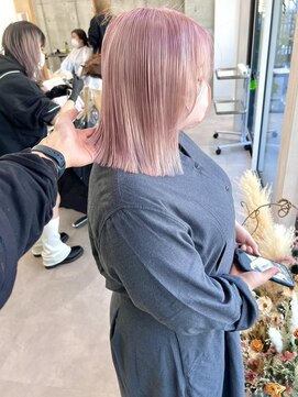 オプス 大名店(Ops) ホワイトピンク×ハイトーンカラー×暖色カラー×切りっぱなし