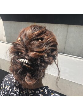 アシェット(assiette) 結婚式・二次会アップヘアアレンジ【安田 汐里】