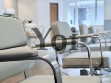 ヨイ(Yoi)の雰囲気（ニュートラルカラーを基調とした店内で居心地の良いセット面♪）