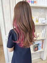 キャアリー(Caary)&nbsp;福山市Caary鮮やかインナーカラーピンクパープルロングヘア20代