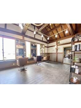 髪も心も包み込む、癒しのリゾート空間。日常を離れ、大人女性のための“くつろぎ”がここにあります。