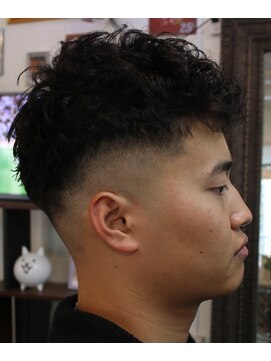 ブラックキャット(BLACK CAT) スキンフェード×アイロンパーマ