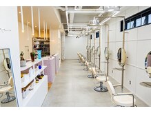 chica men's【11月1日OPEN（予定）】の雰囲気（ヨーロッパのお菓子屋さんをイメージした内装とインテリアです。）