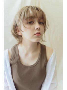 デビュー ヘアーメイク ミディアムレイヤー　ミルクティーベージュ