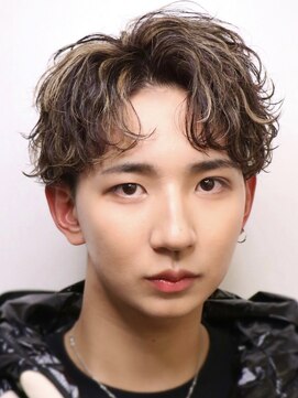 オーシャントーキョー 大阪(OCEAN TOKYO) ハイライトミルクティーベージュツーブロックメンズマッシュ