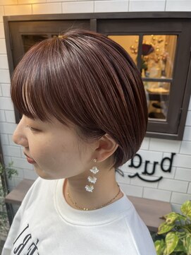 バドゥ(bud) ワイドバング丸みショート×ピンクベージュ