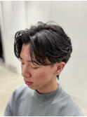 大人の抜け感を演出する、今トレンドのフェザーパーマ
