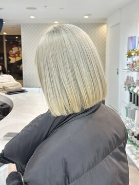 エアー 青山(AIR) ホワイトブロンドブリーチカラー切りっぱなしボブ