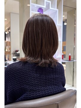 クラメール 黒崎コムシティ店(Kraemer) 肩ラインのレイヤーロブ × 白髪ぼかしハイライト