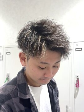メンズヘアフェイス(Men's hair FACE。) ホワイトメッシュ/ツイストスパイラル/ツイストパーマ