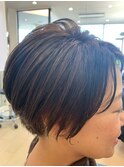 前下がりショートヘアとイルミナカラー