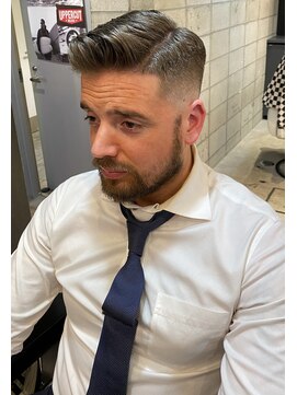 フランクスバーバー アンド ビアークラブ(FRANK'S BARBER and BEER CLUB) スキンフェード七三オールバックサイドパートショートかき上げ