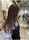 筋感のある細めハイライト外国人風オフィスで浮かないハイライト
