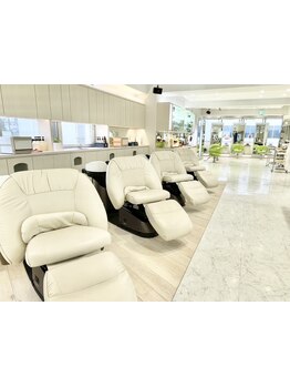 【成田駅/徒歩1分】白を貴重とした広くて明るい店内で、ゆったりとしたサロンタイムをお過ごし下さい♪