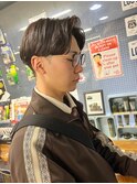 メガネが似合う◎ 前下がり刈り上げ毛流れセンターパート！