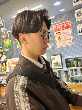 オーパスクリエ (OPUS CREER) メガネが似合う◎ 前下がり刈り上げ毛流れセンターパート！