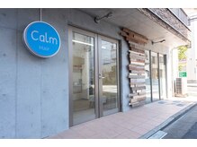 カーム(Calm)の雰囲気（青い看板が目印）